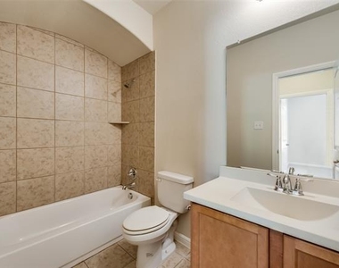 2404 Sun Creek Drive - Photo Thumbnail 11