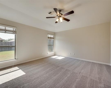 2404 Sun Creek Drive - Photo Thumbnail 14
