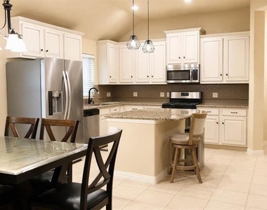 2321 Petunia Ln - Photo Thumbnail 8
