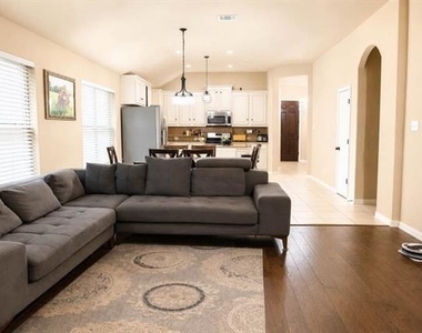 2321 Petunia Ln - Photo Thumbnail 6