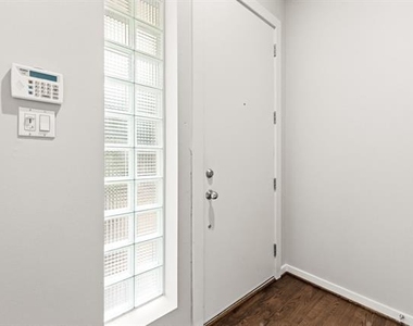 3925 Gilbert Avenue - Photo Thumbnail 2