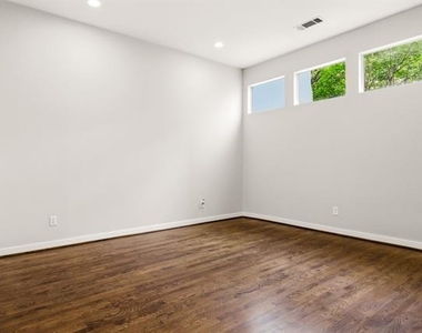 3925 Gilbert Avenue - Photo Thumbnail 17