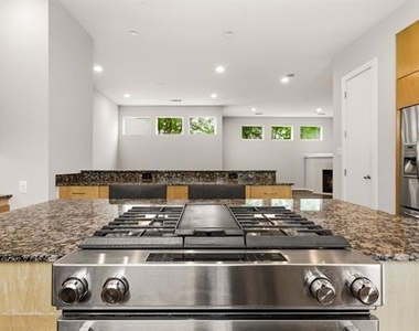 3925 Gilbert Avenue - Photo Thumbnail 16