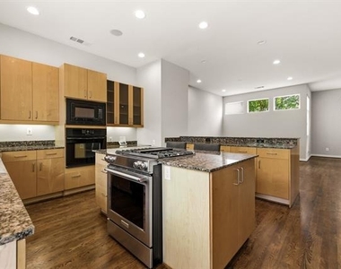 3925 Gilbert Avenue - Photo Thumbnail 11