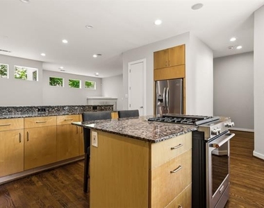 3925 Gilbert Avenue - Photo Thumbnail 15