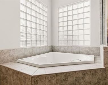 3925 Gilbert Avenue - Photo Thumbnail 31