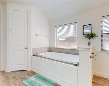 6112 Whale Rock Court - Photo Thumbnail 17