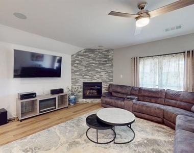 6112 Whale Rock Court - Photo Thumbnail 4