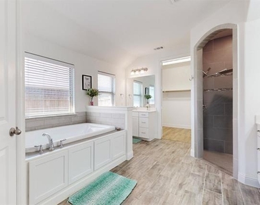 6112 Whale Rock Court - Photo Thumbnail 14