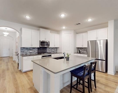 6112 Whale Rock Court - Photo Thumbnail 9