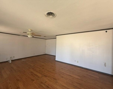 2826 S 39th Street - Photo Thumbnail 3