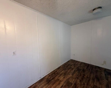 2826 S 39th Street - Photo Thumbnail 5