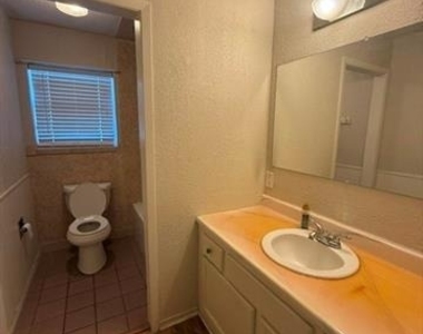 2826 S 39th Street - Photo Thumbnail 10