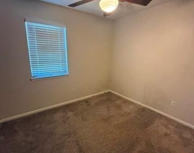 2826 S 39th Street - Photo Thumbnail 6