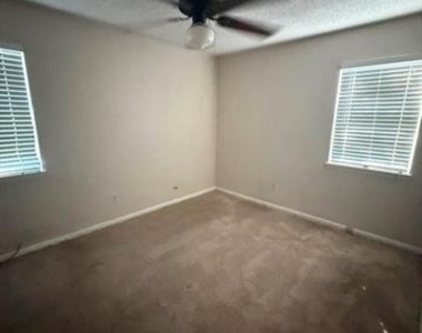 2826 S 39th Street - Photo Thumbnail 8