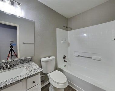13225 Elmhurst Drive - Photo Thumbnail 15