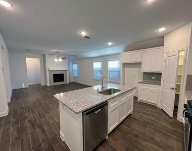 1401 Elizabeth Street - Photo Thumbnail 4