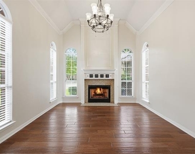 2221 Danielle Drive - Photo Thumbnail 4