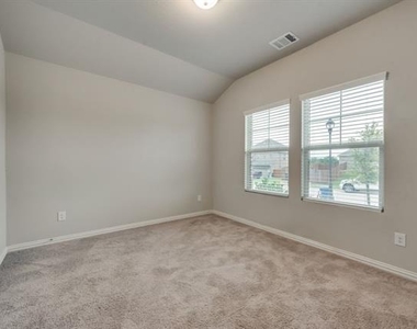 214 Stonehollow Way - Photo Thumbnail 9