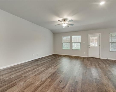 214 Stonehollow Way - Photo Thumbnail 4