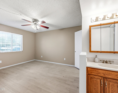 533 W Guadalupe Road - Photo Thumbnail 14