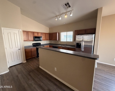 2517 S 116th Avenue - Photo Thumbnail 3