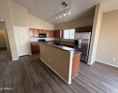 2517 S 116th Avenue - Photo Thumbnail 2