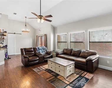2219 Greenview Drive - Photo Thumbnail 2