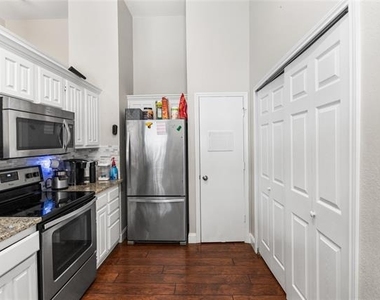 2219 Greenview Drive - Photo Thumbnail 8