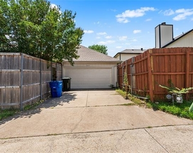 2219 Greenview Drive - Photo Thumbnail 18