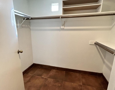 11333 N 92nd Street - Photo Thumbnail 5