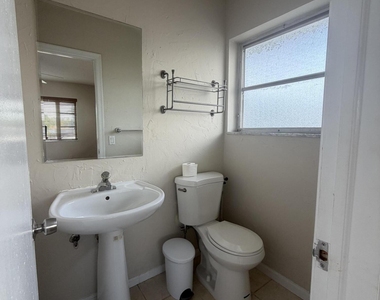 5800 Ne 22nd Way - Photo Thumbnail 11