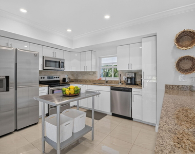 700 Ne 70th Street - Photo Thumbnail 9