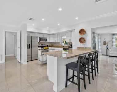 700 Ne 70th Street - Photo Thumbnail 13