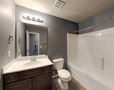 1213 Norway Avenue - Photo Thumbnail 8