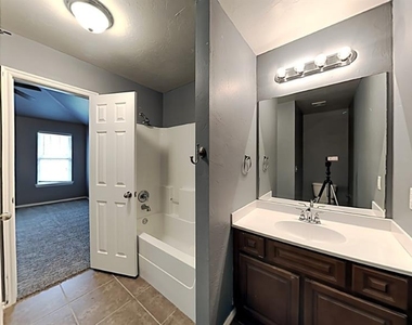 1213 Norway Avenue - Photo Thumbnail 5