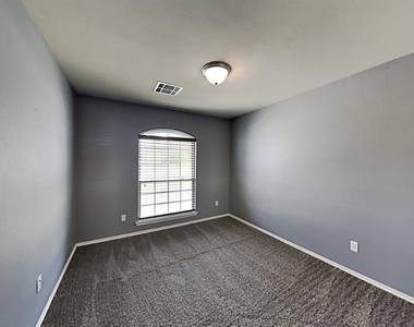 1213 Norway Avenue - Photo Thumbnail 7