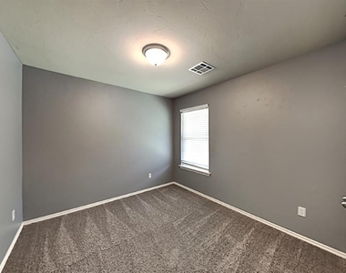 1213 Norway Avenue - Photo Thumbnail 9