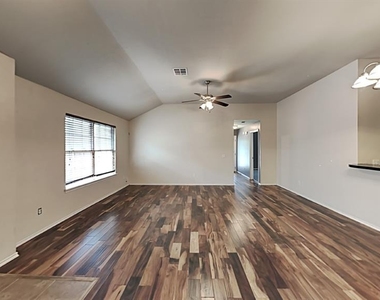 1213 Norway Avenue - Photo Thumbnail 2