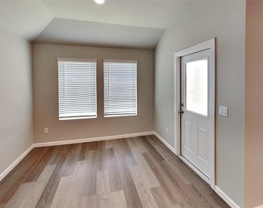 10504 Sw 41st Place - Photo Thumbnail 7