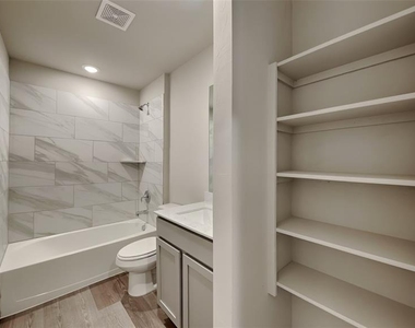 10504 Sw 41st Place - Photo Thumbnail 13