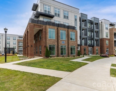 4520 Charlotte Park Drive - Photo Thumbnail 4