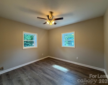 2621 E Greenbriar Road - Photo Thumbnail 6