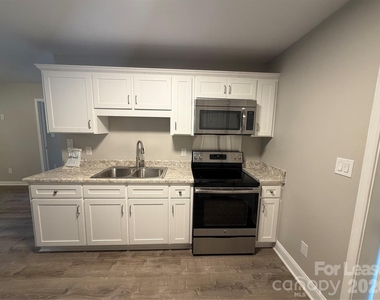 2621 E Greenbriar Road - Photo Thumbnail 2