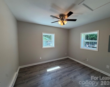 2621 E Greenbriar Road - Photo Thumbnail 8
