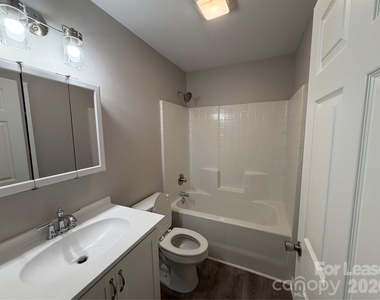 2621 E Greenbriar Road - Photo Thumbnail 9