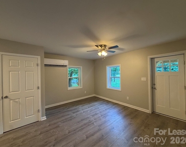 2621 E Greenbriar Road - Photo Thumbnail 5