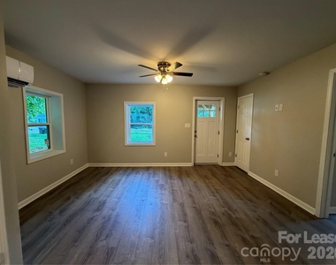 2621 E Greenbriar Road - Photo Thumbnail 4