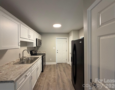 2621 E Greenbriar Road - Photo Thumbnail 1