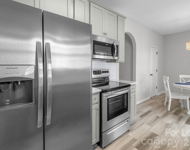558 Calen Lane - Photo Thumbnail 11